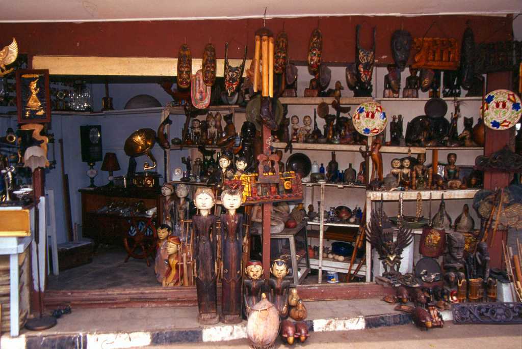 Penjual Barang Antik di Antique Market Kemang